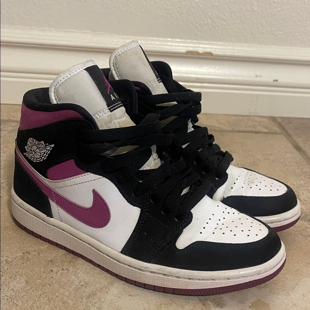 Jordan Magenta Size 6